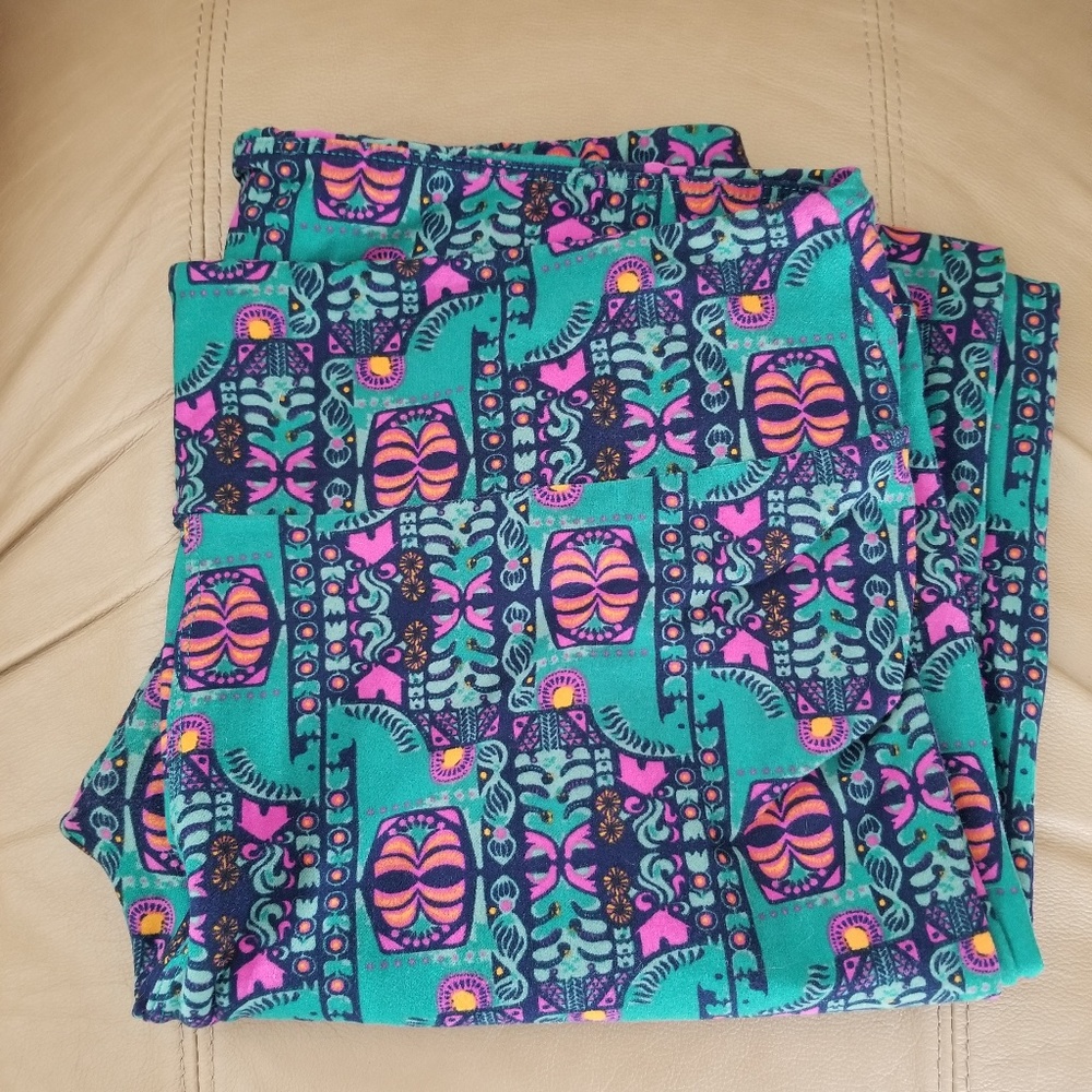 LulaRoe Tall & Curvy Leggings